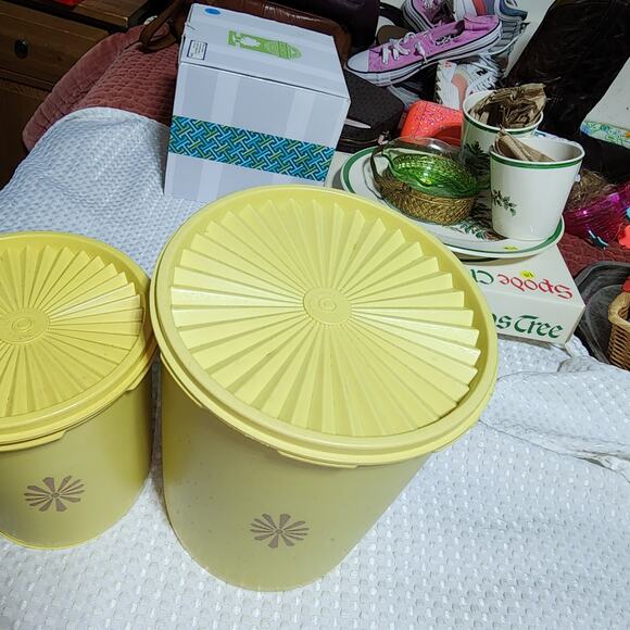 VINTAGE TUPPERWARE 2 SET SERVALIER CANISTER SET YELLOW STARBURST - Picture 3 of 9